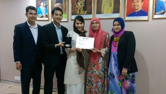 YTAH representatives presenting university awards at UUM